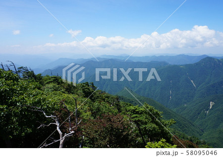 【世界遺産 紀伊山地の霊場と参詣道】大峯奥駈道　釈迦ヶ岳より大台ヶ原方面を望む　奈良県吉野郡十津川村 58095046