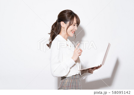 女性　ポートレート 58095142