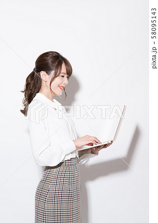 女性　ポートレート 58095143