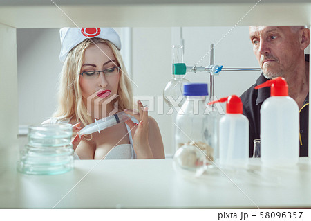 A sick patient was frightened by a syringe. 58096357