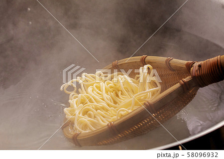 ヌードル 拉麺 麺 58096932
