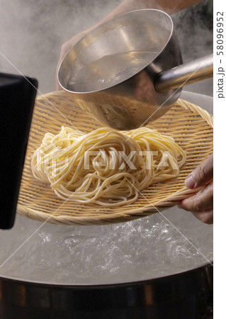 ヌードル 拉麺 麺 58096952