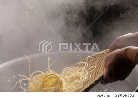 ヌードル 拉麺 麺 58096953