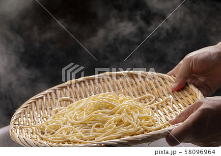 ヌードル 拉麺 麺 58096964