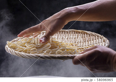 ヌードル 拉麺 麺 58096965