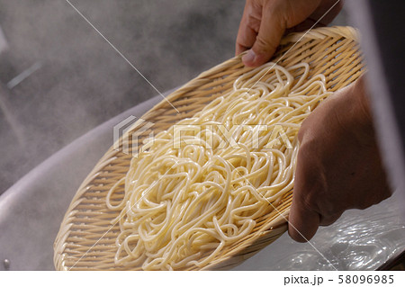 ヌードル 拉麺 麺 58096985