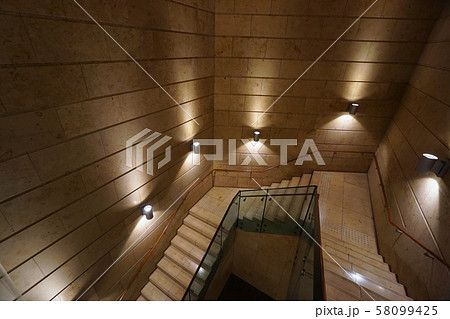 地下へと下る階段 58099425