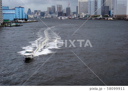東京湾とビル群 東京湾とビル群 58099911