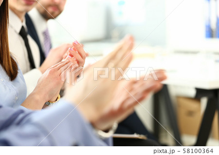 Business people clapping 58100364