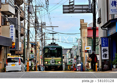 鎌倉腰越の路面を走る江ノ電 58103128