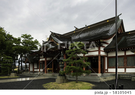雨の気比神宮　拝殿　福井県敦賀市 58105045