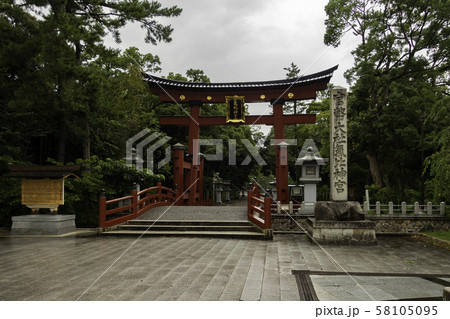 雨の気比神宮 大鳥居 福井県敦賀市の写真素材