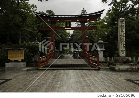 雨の気比神宮 大鳥居 福井県敦賀市の写真素材