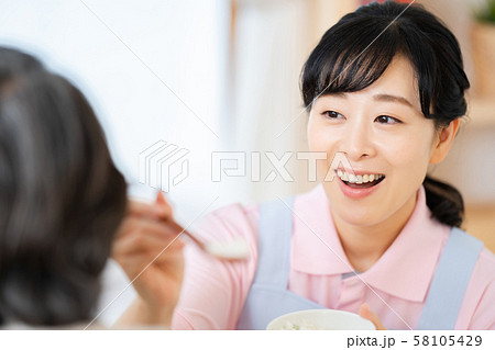 介護イメージ　食事  シニア　デイケア　介護福祉士　老人ホーム 58105429