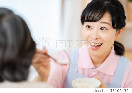 介護イメージ　食事  シニア　デイケア　介護福祉士　老人ホーム 58105430