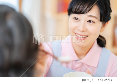 介護イメージ　食事  シニア　デイケア　介護福祉士　老人ホーム 58105431