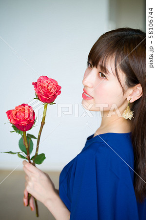 花を持つ若い女性 花を持つ若い女性 58106744