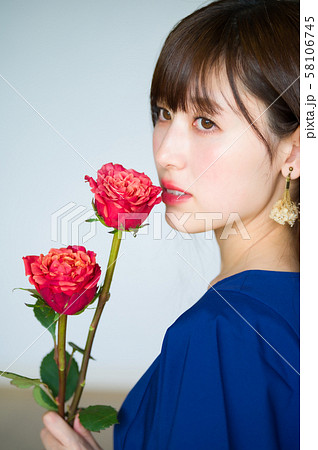 花を持つ若い女性 花を持つ若い女性 58106745
