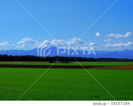 北海道十勝平野より望む日高山脈（更別村） 58107184