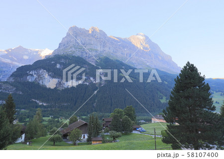 スイス、グリンデルワルトの風景、アイガー スイス、グリンデルワルトの風景、アイガー 58107400