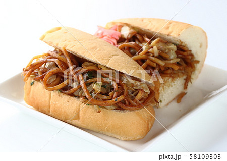 半切りの焼きそばパン 58109303