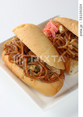 半切りの焼きそばパン 58109304