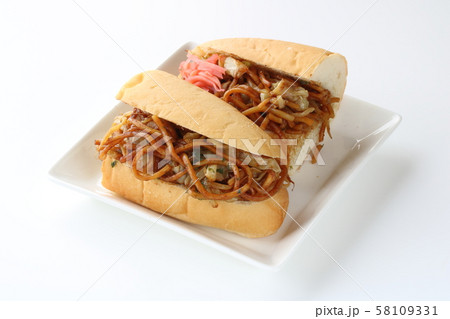 半切りの焼きそばパン 58109331