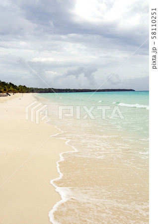 ニューカレドニア ロイヤルティ諸島 ウベア島 ムリ島のパウダーサンドロングビーチ ニューカレドニア ロイヤルティ諸島 ウベア島 ムリ島のパウダーサンドロングビーチ 58110251