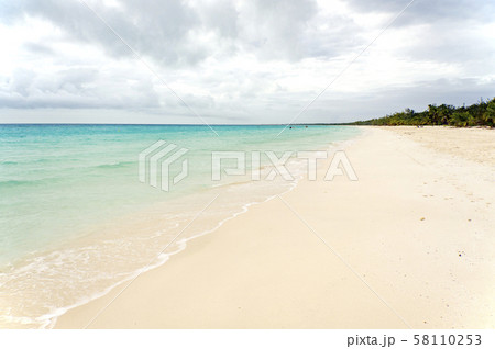 ニューカレドニア ロイヤルティ諸島 ウベア島　ムリ島のパウダーサンドロングビーチ 58110253