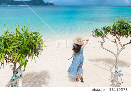 海とワンピースの女性 南国ビーチリゾート 奄美大島 の写真素材