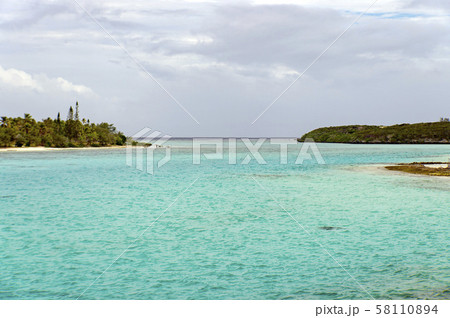 ニューカレドニア ロイヤルティ諸島  ウベア島　ムリの橋からレキンの絶壁を望む 58110894