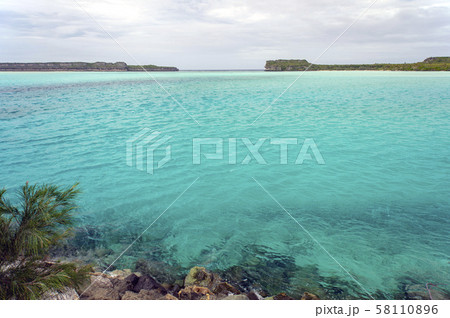 ニューカレドニア ロイヤルティ諸島 ウベア島 ムリの橋からレキンの絶壁を望む ニューカレドニア ロイヤルティ諸島 ウベア島 ムリの橋からレキンの絶壁を望む 58110896