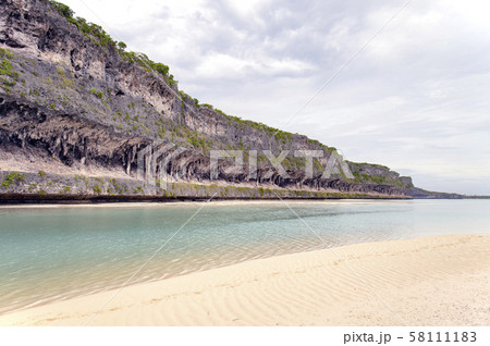 ニューカレドニア ロイヤルティ諸島 ウベア島 レキンの絶壁 ニューカレドニア ロイヤルティ諸島 ウベア島 レキンの絶壁 58111183