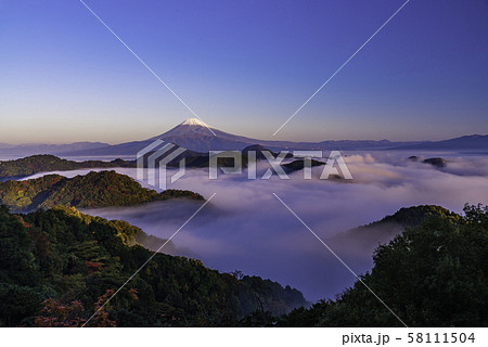 （静岡県）伊豆から眺める、大雲海に浮かぶ富士山 58111504
