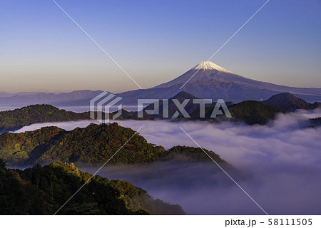 （静岡県）伊豆から眺める、大雲海に浮かぶ富士山 58111505