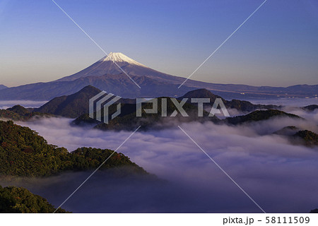 （静岡県）伊豆から眺める、大雲海に浮かぶ富士山 58111509