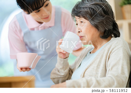 うがい 介護イメージ シニア デイケア 介護福祉士 老人ホーム うがい 介護イメージ シニア デイケア 介護福祉士 老人ホーム 58111952