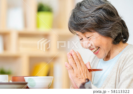 シニア 食事をするシニア女性  おばあちゃん 58113322
