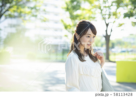 女性　散歩 58113428