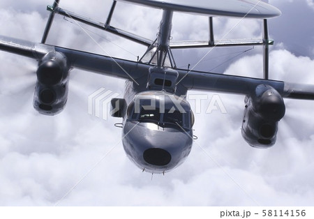 雲海上を飛行する米海軍の空母艦載機E-2Cホークアイ早期警戒機 58114156