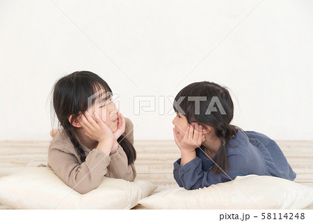 ほおづえをつく姉妹 ほおづえをつく姉妹 58114248