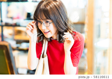 女性　ショッピング　買い物　かわいい　ライフスタイル　カジュアル 58116611