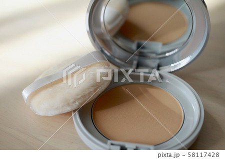 コンパクトケースに入ったパウダーファンデーション 58117428