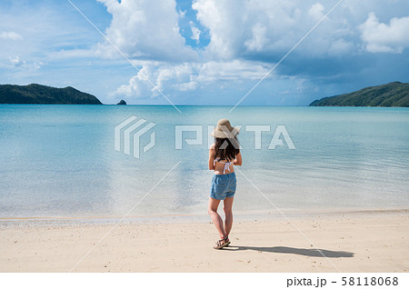 海と水着の女性 南国ビーチリゾート 奄美大島 の写真素材