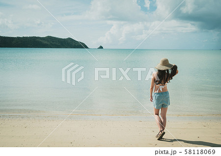 海と水着の女性 南国ビーチリゾート 奄美大島 の写真素材