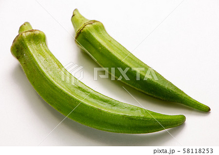 家庭菜園で収穫された、曲がるなど見た目はよくないがおいしいオクラ。 58118253