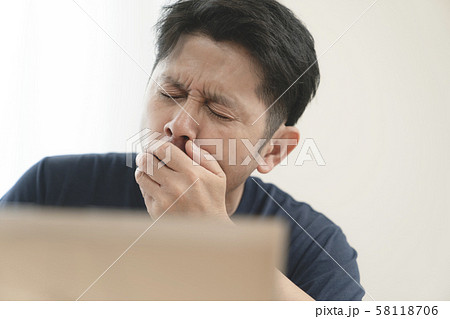 体調不良の男性 咳 体調不良の男性 咳 58118706
