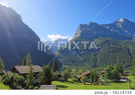 スイス、グリンデルワルトの風景、アイガー 58118739