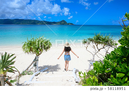 海と水着の女性 南国ビーチリゾート 奄美大島 海と水着の女性 南国ビーチリゾート 奄美大島 58118951