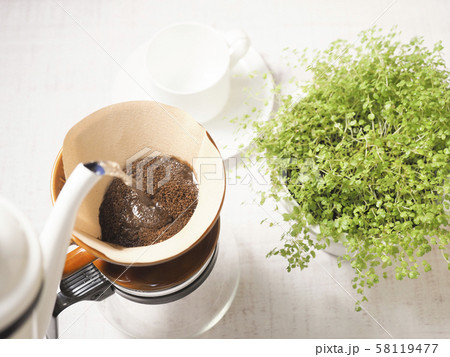 ドリップコーヒーとコーヒーカップと観葉植物 ドリップコーヒーとコーヒーカップと観葉植物 58119477